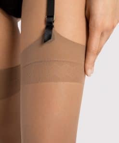Strømper til hofteholder i hudfarve med et klassisk mønster lige under den forstærkede kant.