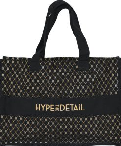 Stor og rummelig taske fra Hype the detail. I sort med guld mønster og skrift.