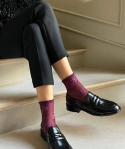 Ankelsokker i en flot bordeaux med indvævet mønster af små blomster.