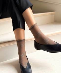 Ankelsokker i flot brun farve med mønster af små brune blomster og bølget kant.