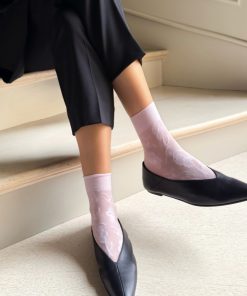 Ankelsokker i pink nylon med indvævet blomstermønster.