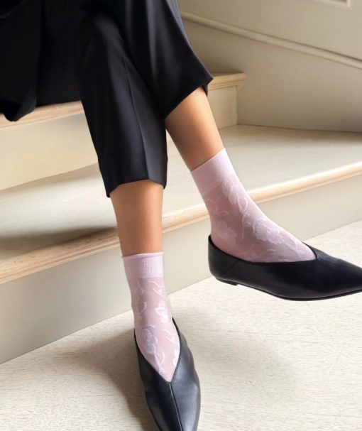 Ankelsokker i pink nylon med indvævet blomstermønster.
