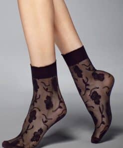 Sorte nylon ankelsokker med mønster af indvævede blomster.