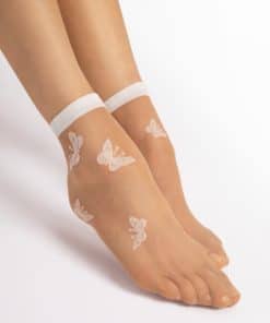 Ankelstrømper i nude nylon med indvævet mønster af små hvide sommerfugle og med hvid elastisk kant.