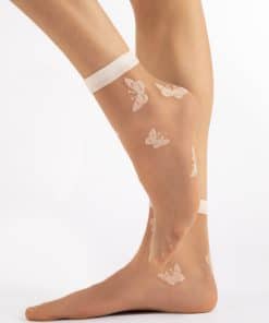 Ankelstrømper i nude nylon med mønster af små hvide sommerfugle og hvid kant