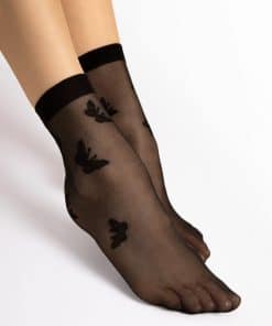 Gennemsigtige ankelstrømper i sort nylon med indvævet mønster af sorte sommerfugle.