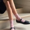 Ankelsokker i rosa gennemsigtig nylon med mønster af små fine blomster fordelt rundt på strømperne og med fin bølget kant.
