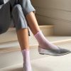Ankelstrømper i lyserød gennemsigtig nylon med små lyserøde prikker og bølget kant.