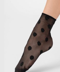 Gennemsigtige ankelsokker i sort nylon med store polkaprikker i mørkere sort nuance.